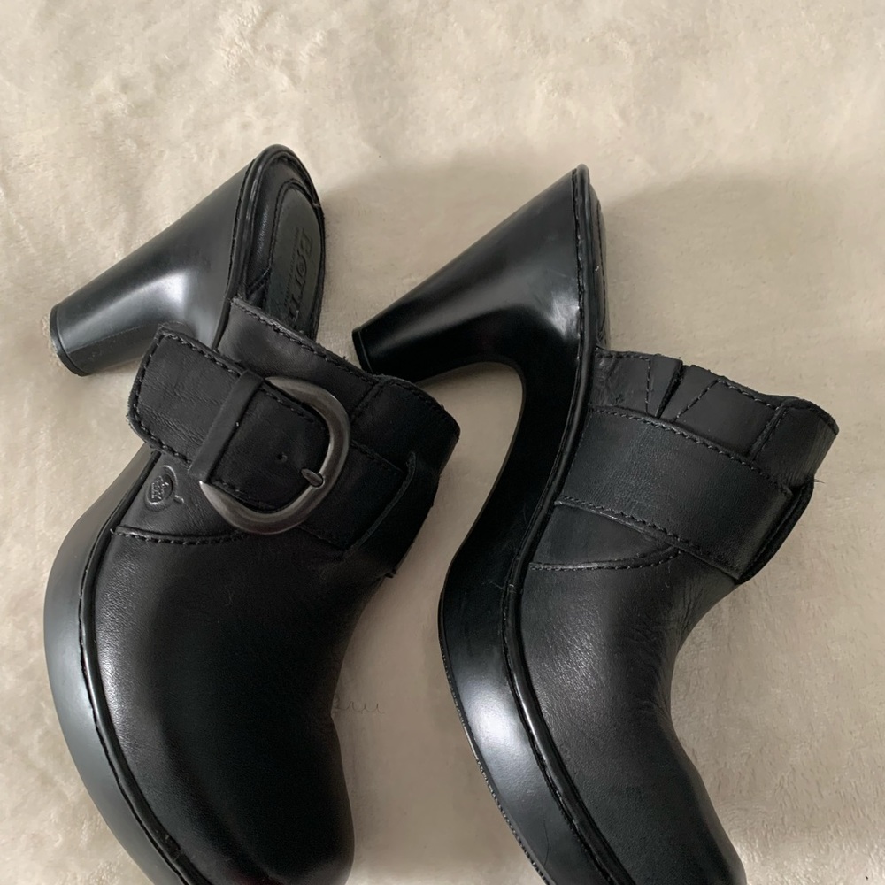 🖤Black Born Leather Buckled Mules!